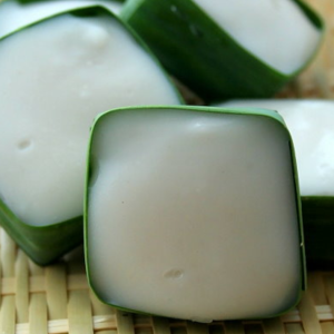 Kueh Tako (Pandan Coconut Chestnut Kueh) 马蹄糕 (Min. 30pcs)